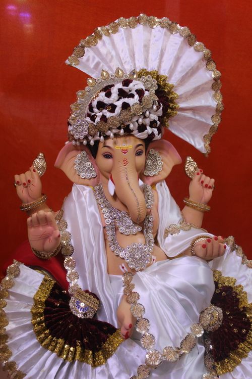 Free Beautifully adorned Lord Ganesha idol in traditional attire perfect for Indian festivals. Stock Photo