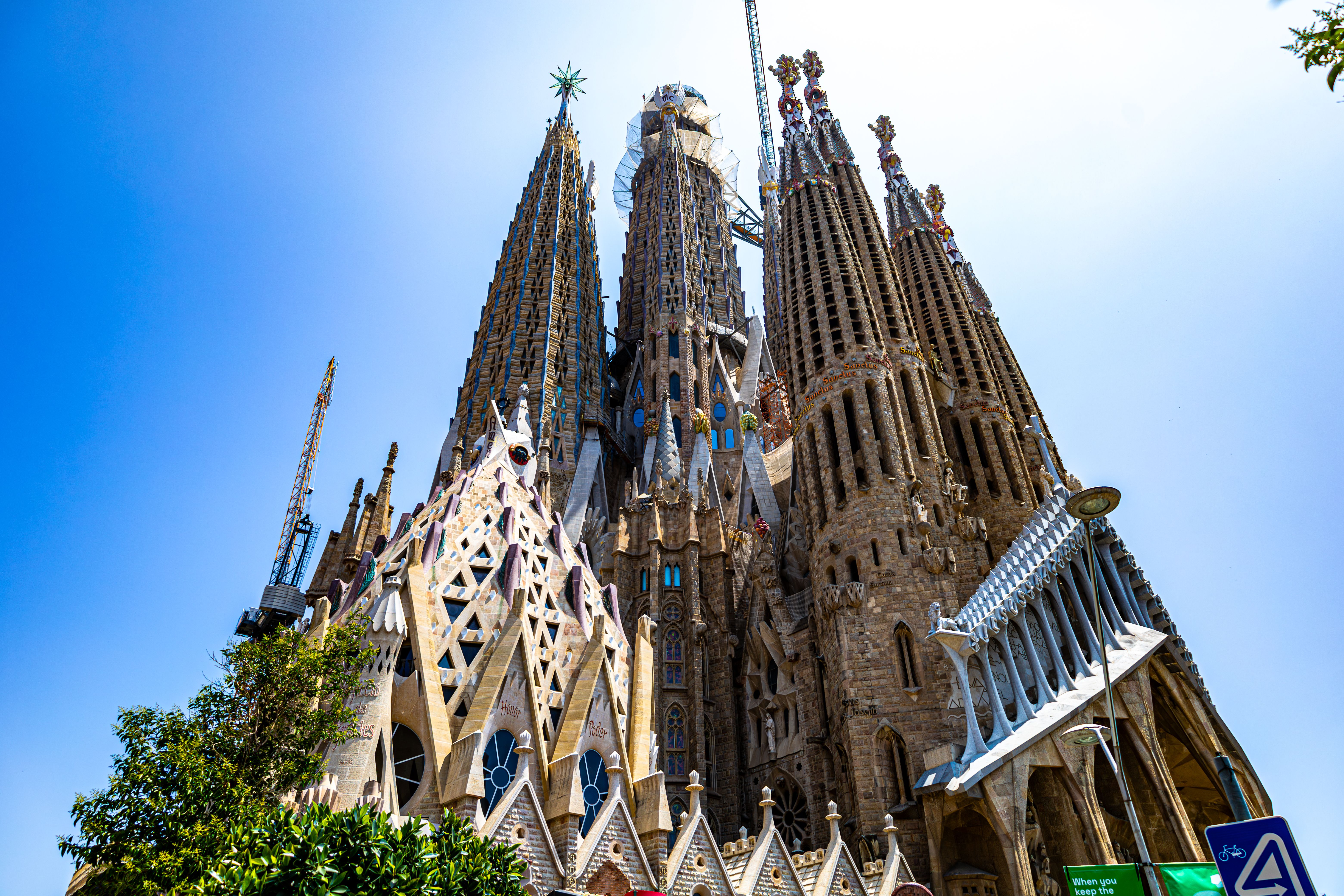 sagrada-familia-basilican-exterior-in-daylight-free-stock-photo