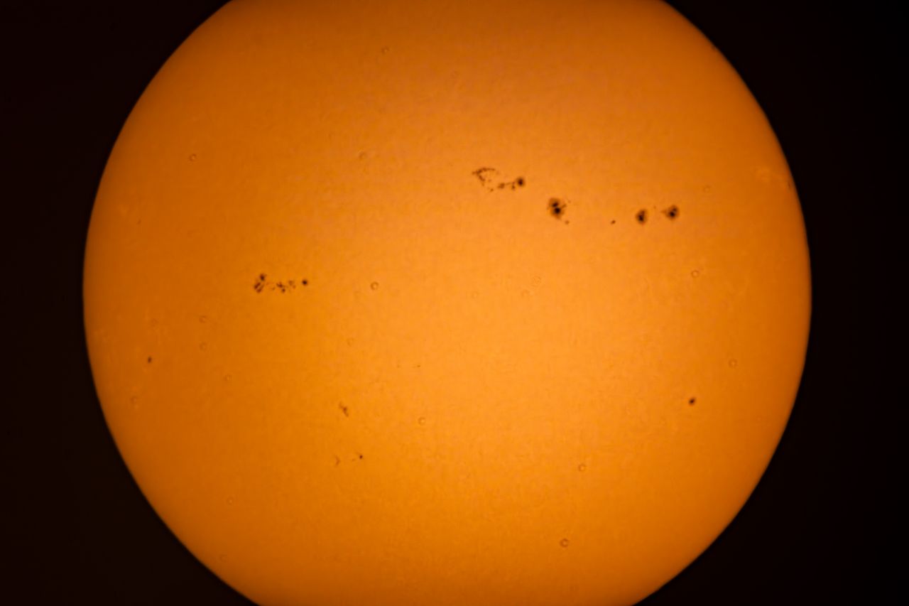 Ilustracija Sunca koje sjaji u svemiru, s planetima u pozadini.