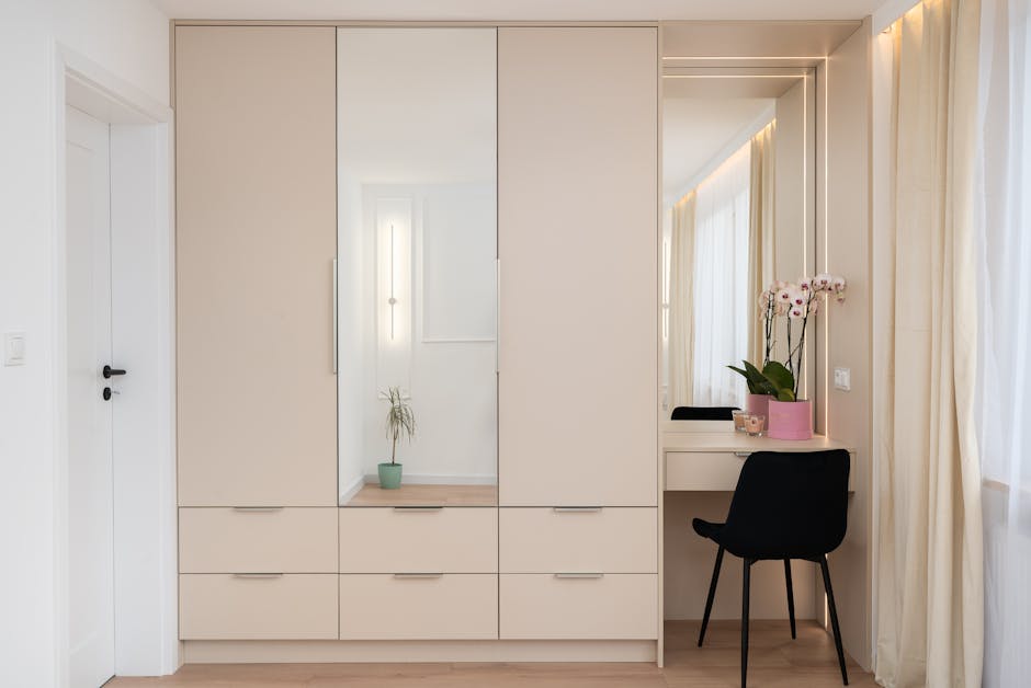 Schlafzimmer mit modernem Bett und flachen Unterbettboxen in Beige, ordentlich verstaut und leicht zugänglich