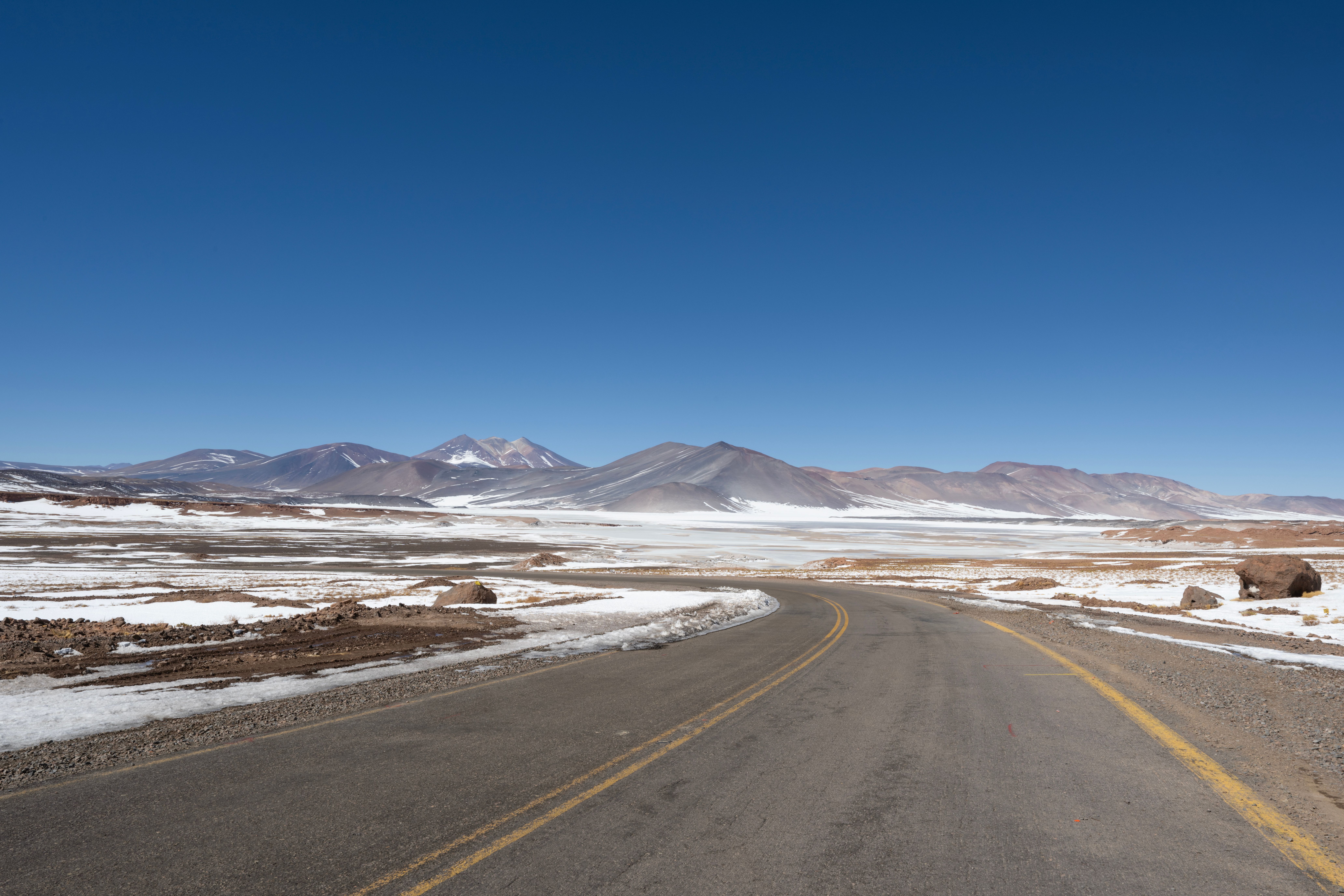 NASA registra inusual manto de nieve en el desierto de Atacama tras temporales de agosto