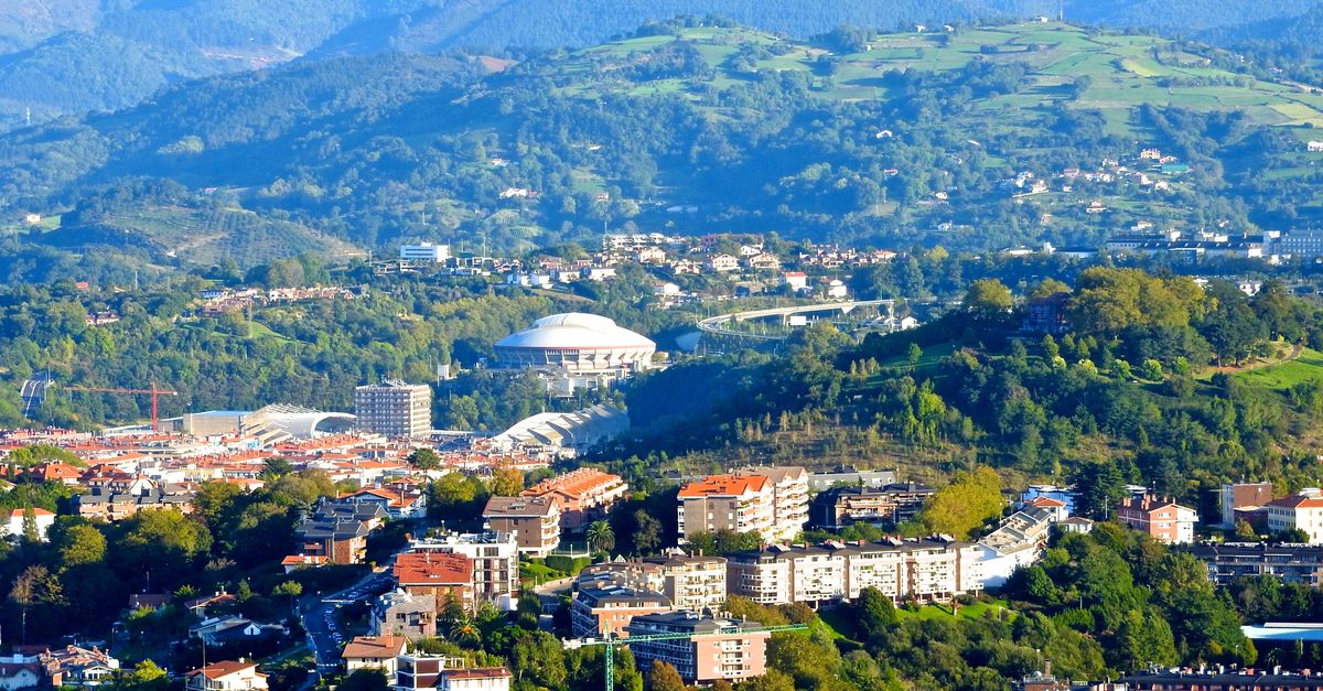 Vista panorámica de la bahía de La Concha en San Sebastián, con elementos que sugieren sostenibilidad.