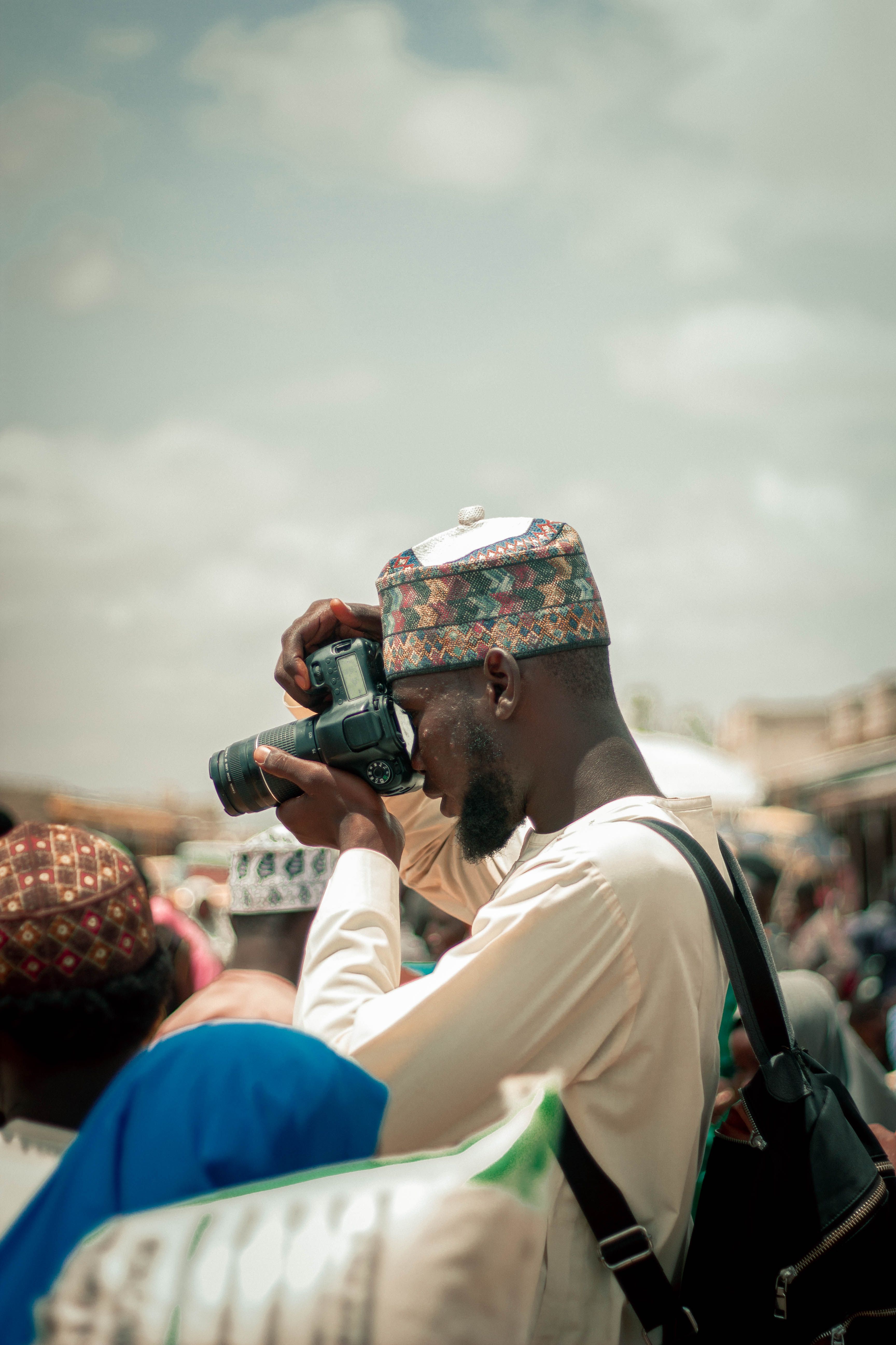 Ce que j’emporte pour une journée photo dans un seul sac — que doit contenir votre sac de journée pour une photographie de voyage en balade ?