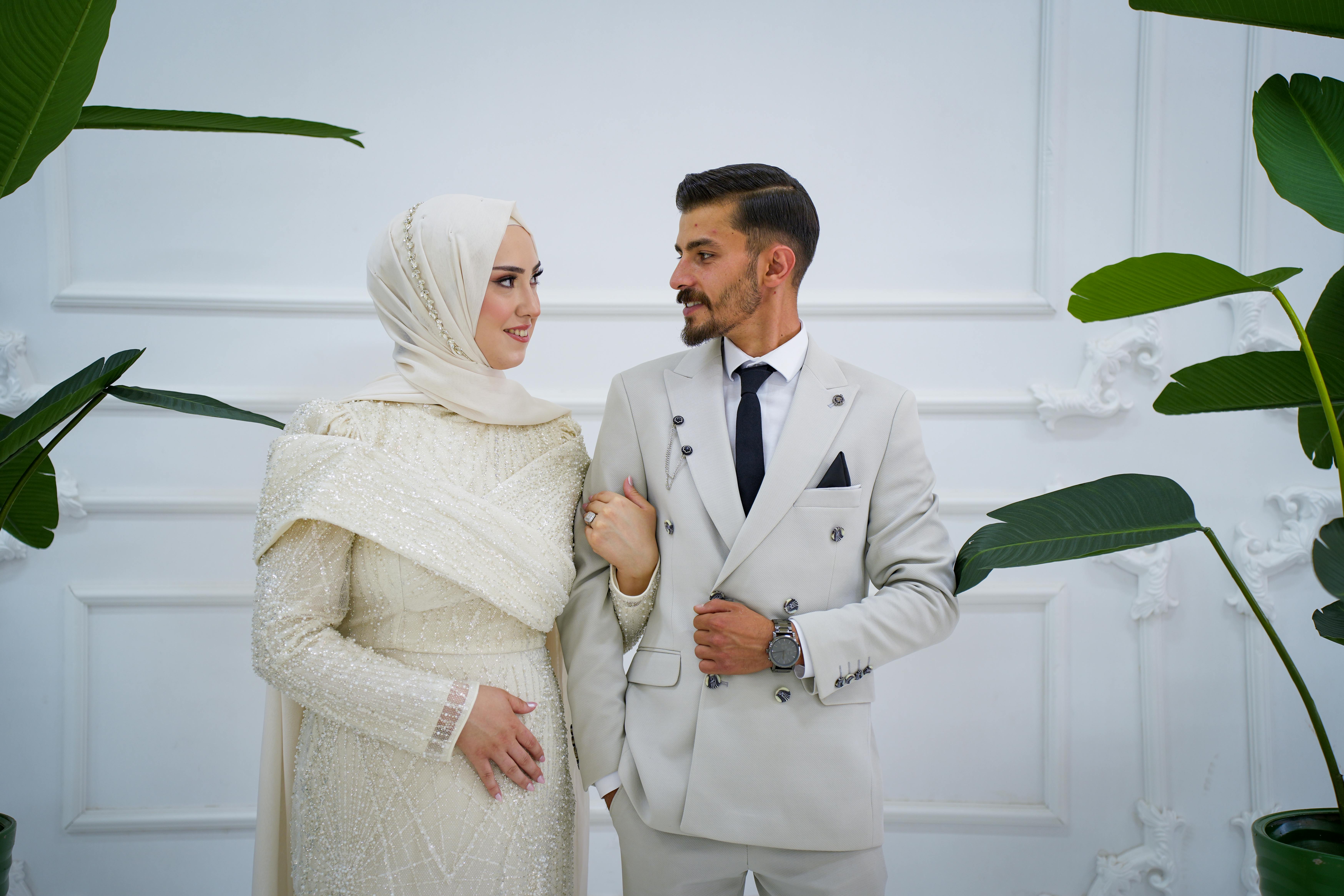 Modern tesettürlü gelinlik modelleri 2026: uzun kollu, dantel detaylı, prenses kesim beyaz gelinlik, başörtülü gelin fotoğrafı, doğal ışık