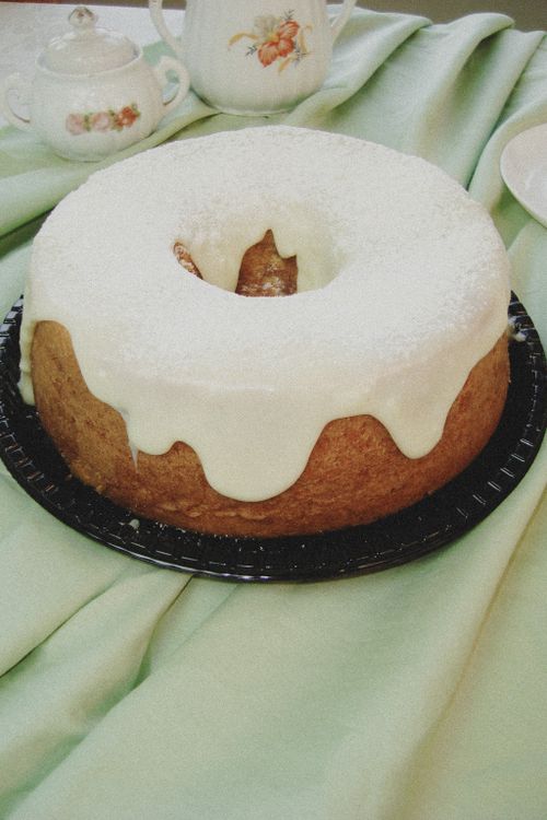 Free A mouth-watering homemade Bundt cake with icing, perfect for desserts. Stock Photo