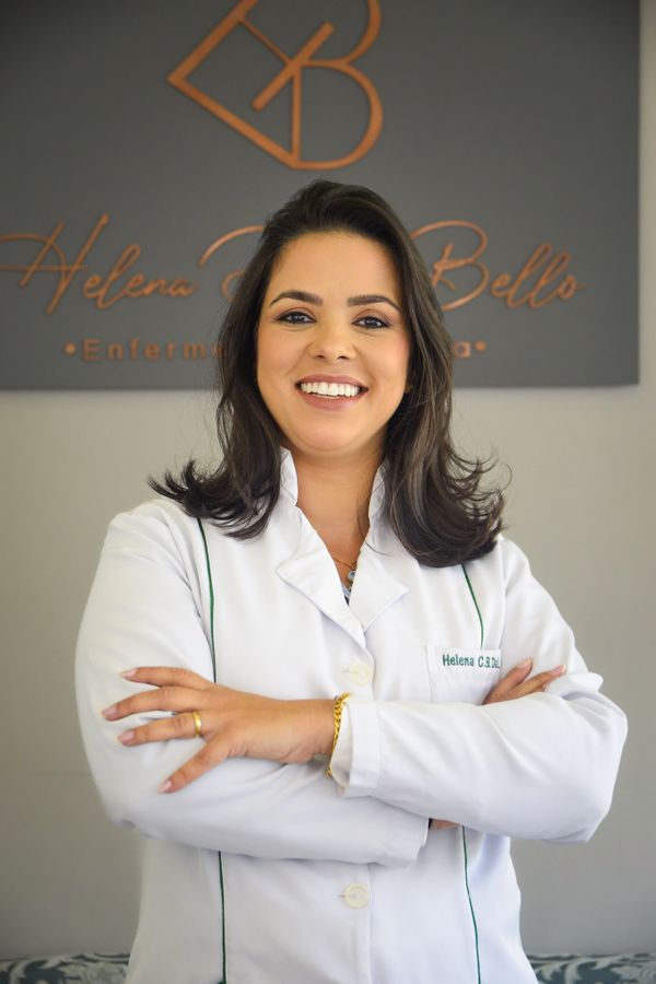 Doctora con brazos cruzados sonriendo en una clínica