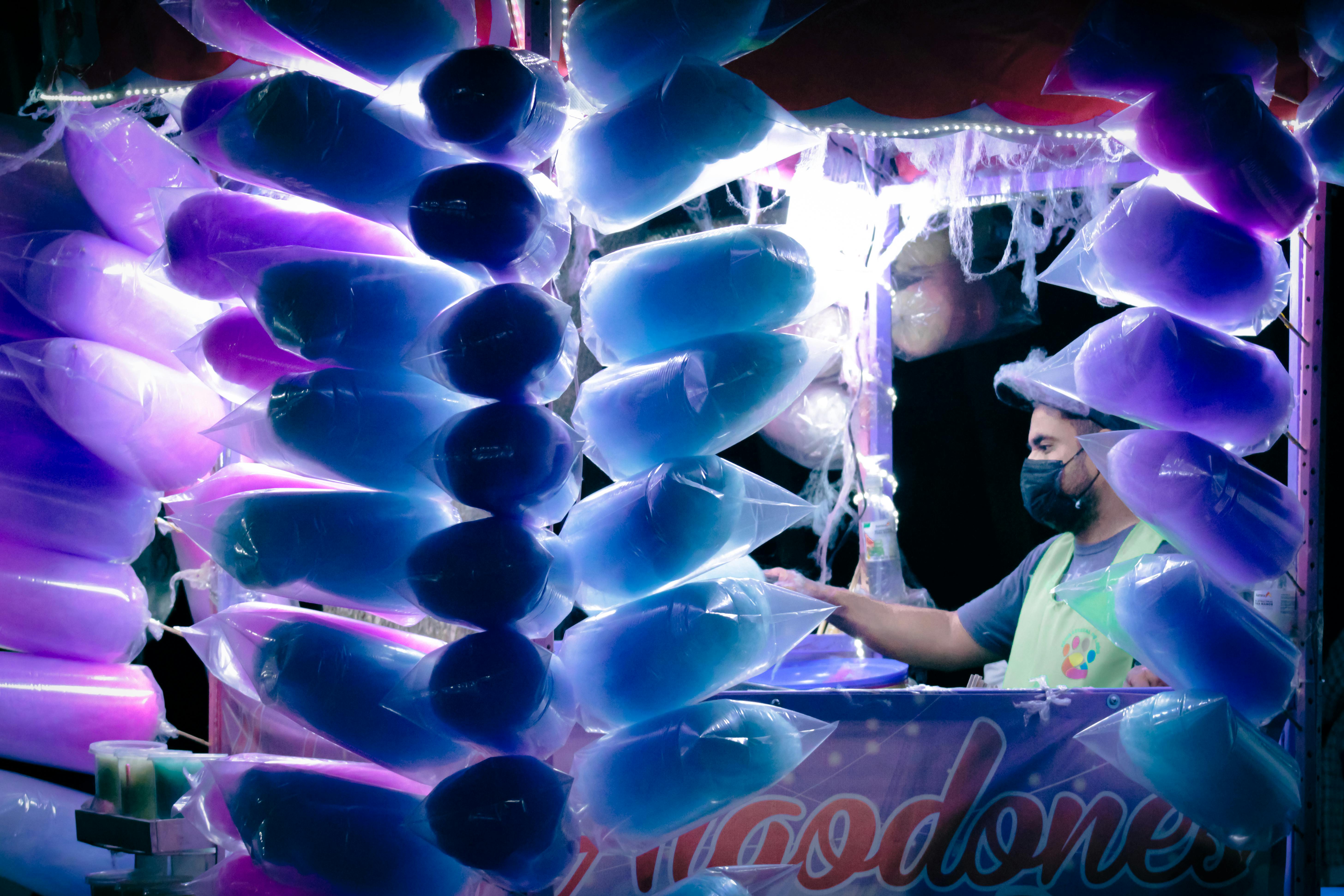 Yangın sonrası hasar gören festival tezgâhları