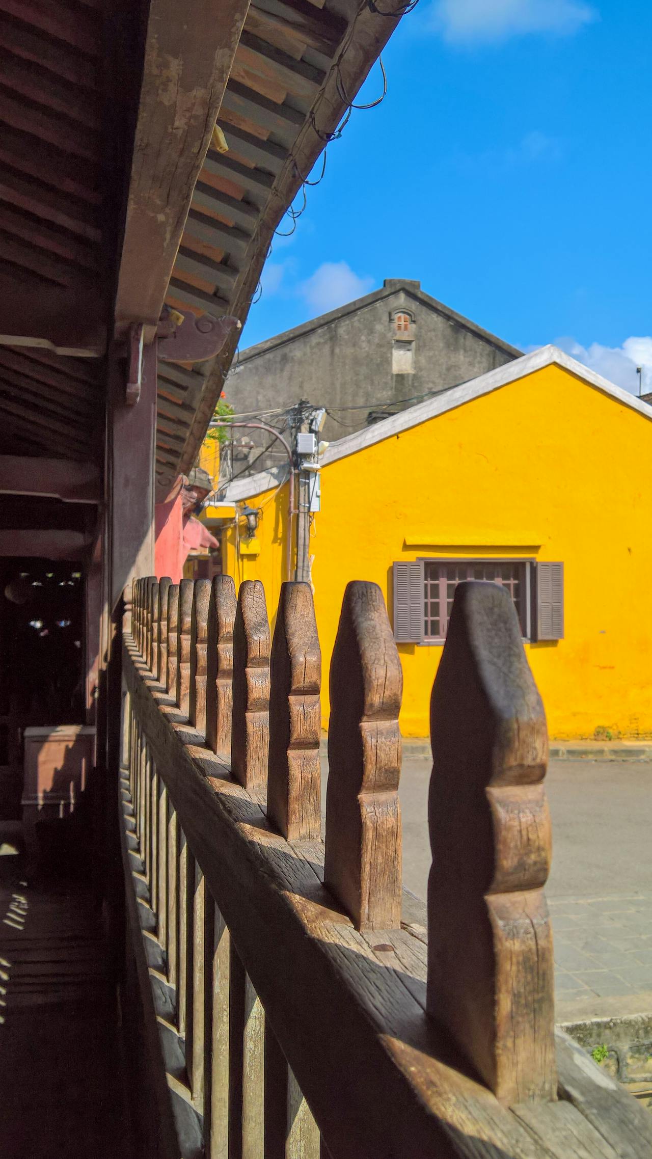 Bản sắc thiểu số tàn phai khi đồng phục bị đồng hóa