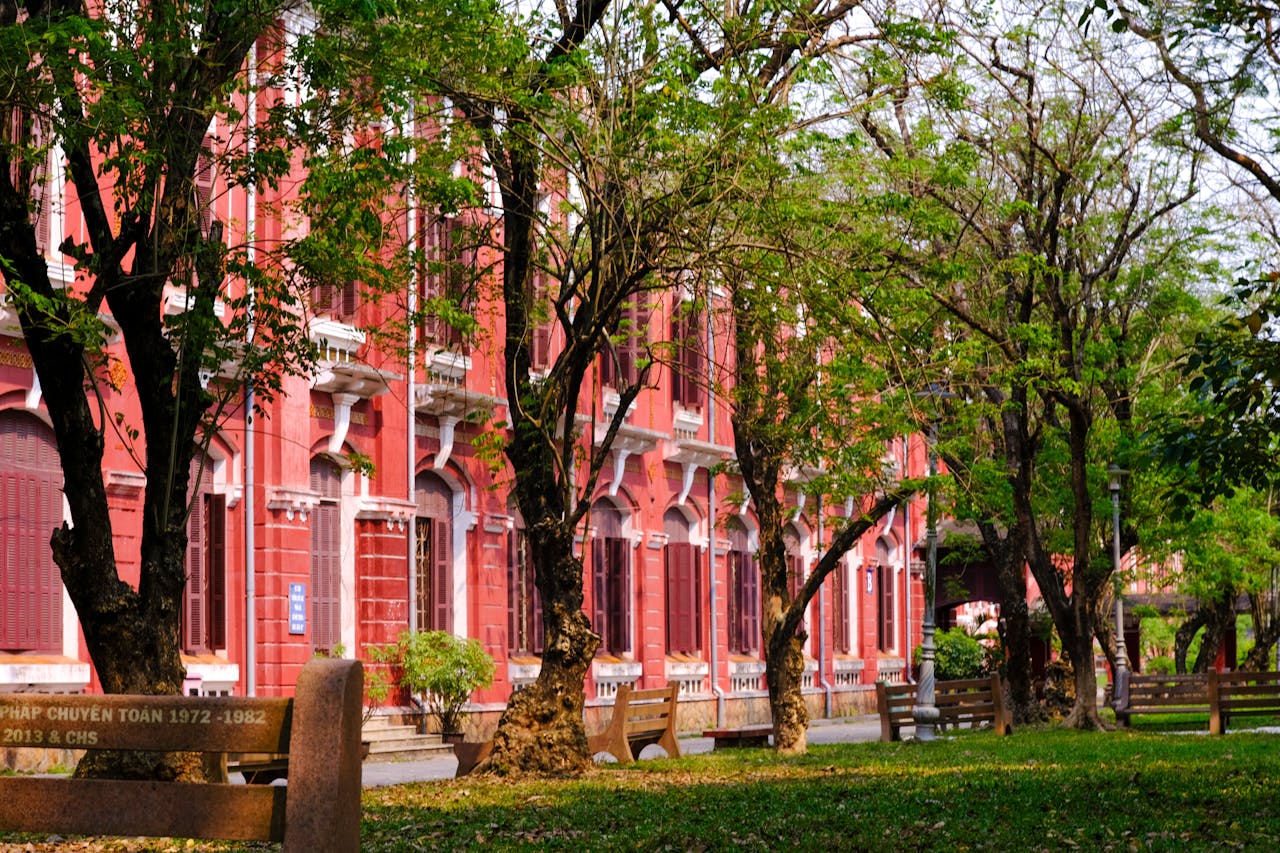 Viết bài văn nghị luận so sánh 2 tác phẩm Hoàng Hạc lâu và Tràng giang