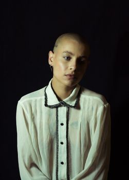 黑暗背景下，一位穿着透明衬衫的女性艺术肖像