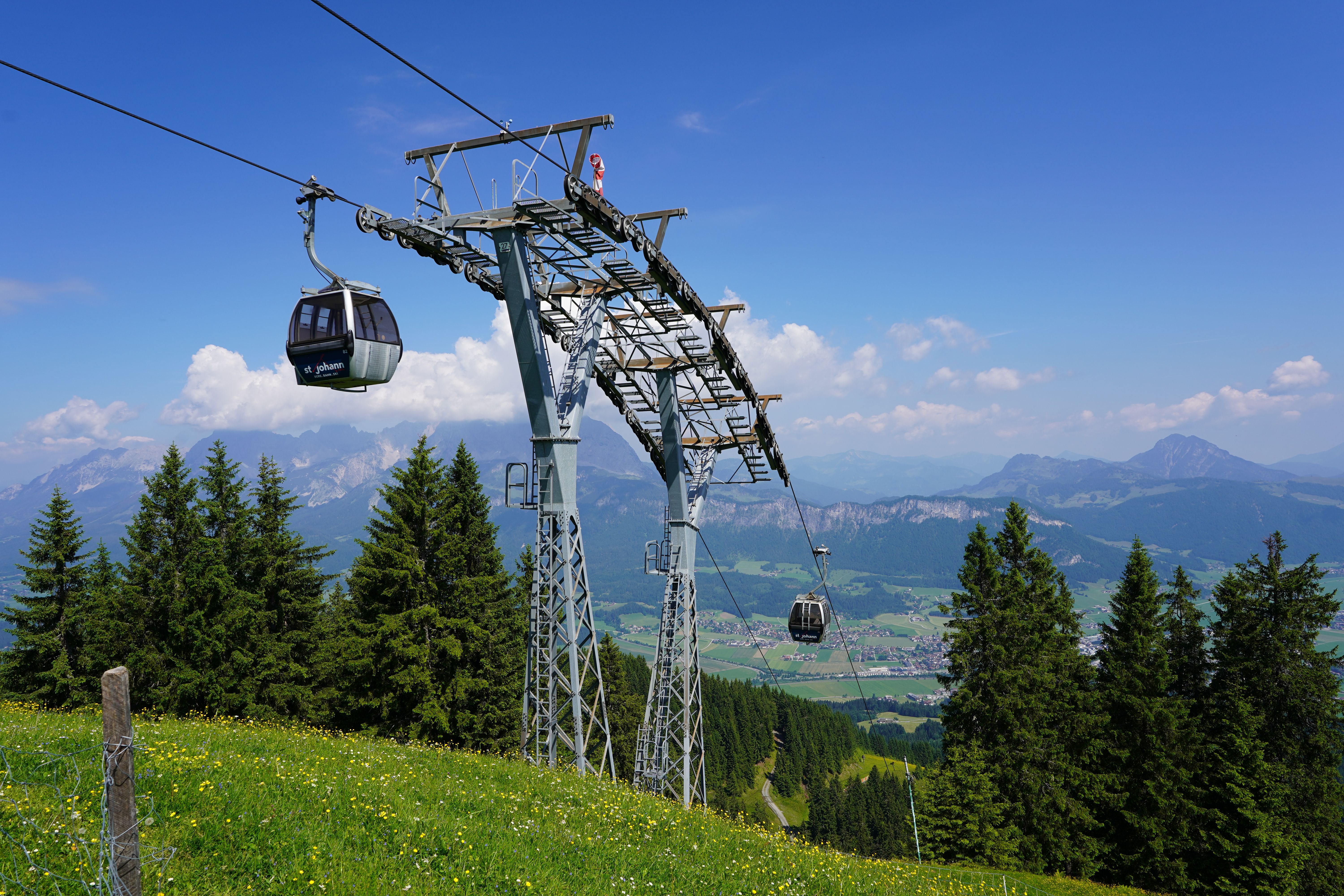 Nyári felvonó és alpesi táj Ausztriában