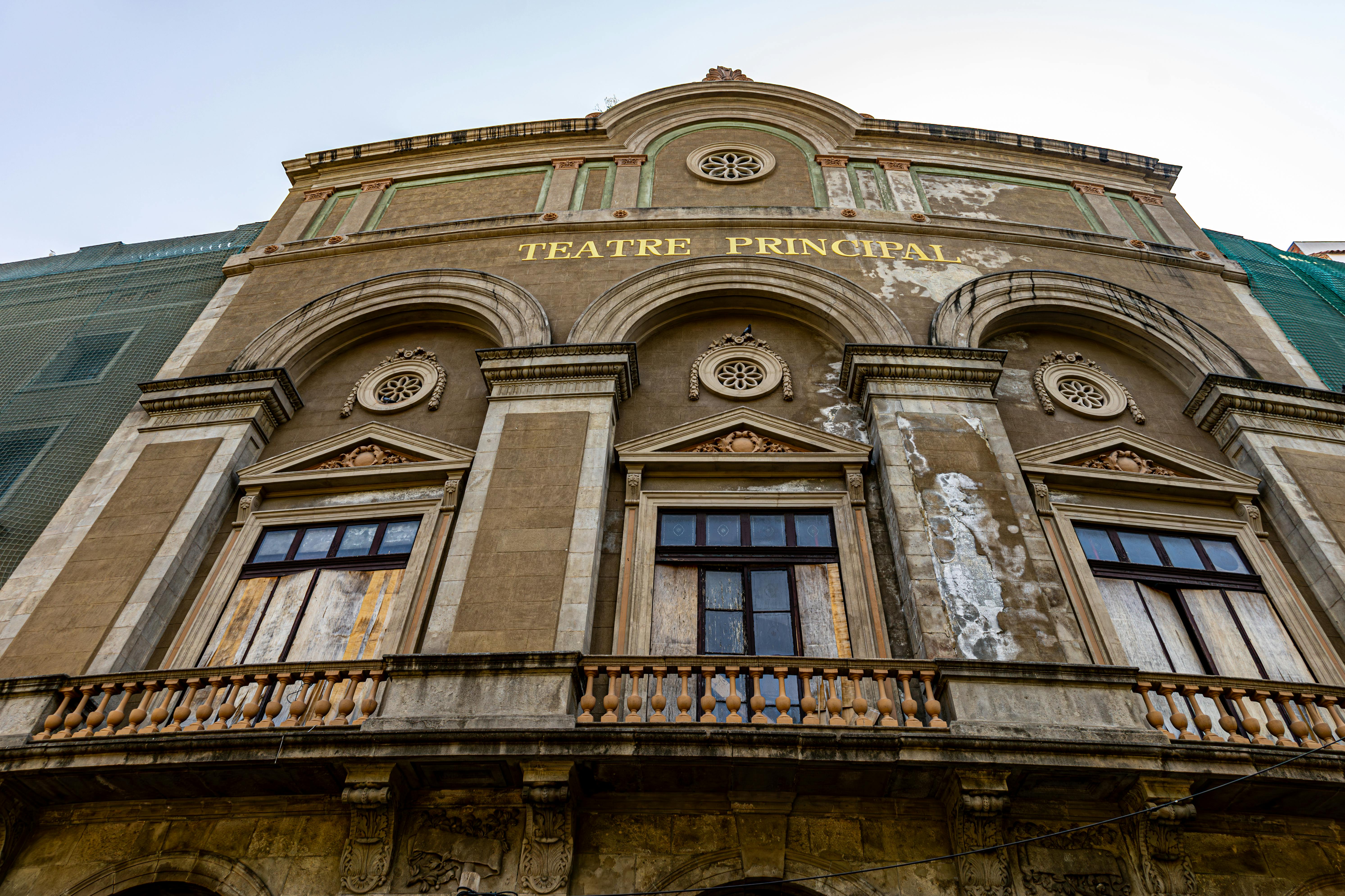 De franc Vista frontal de l'històric Teatre Principal de Barcelona, que mostra arquitectura clàssica. Foto d'estoc