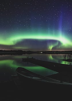 芬兰湖面宁静，倒映着迷人的北极光