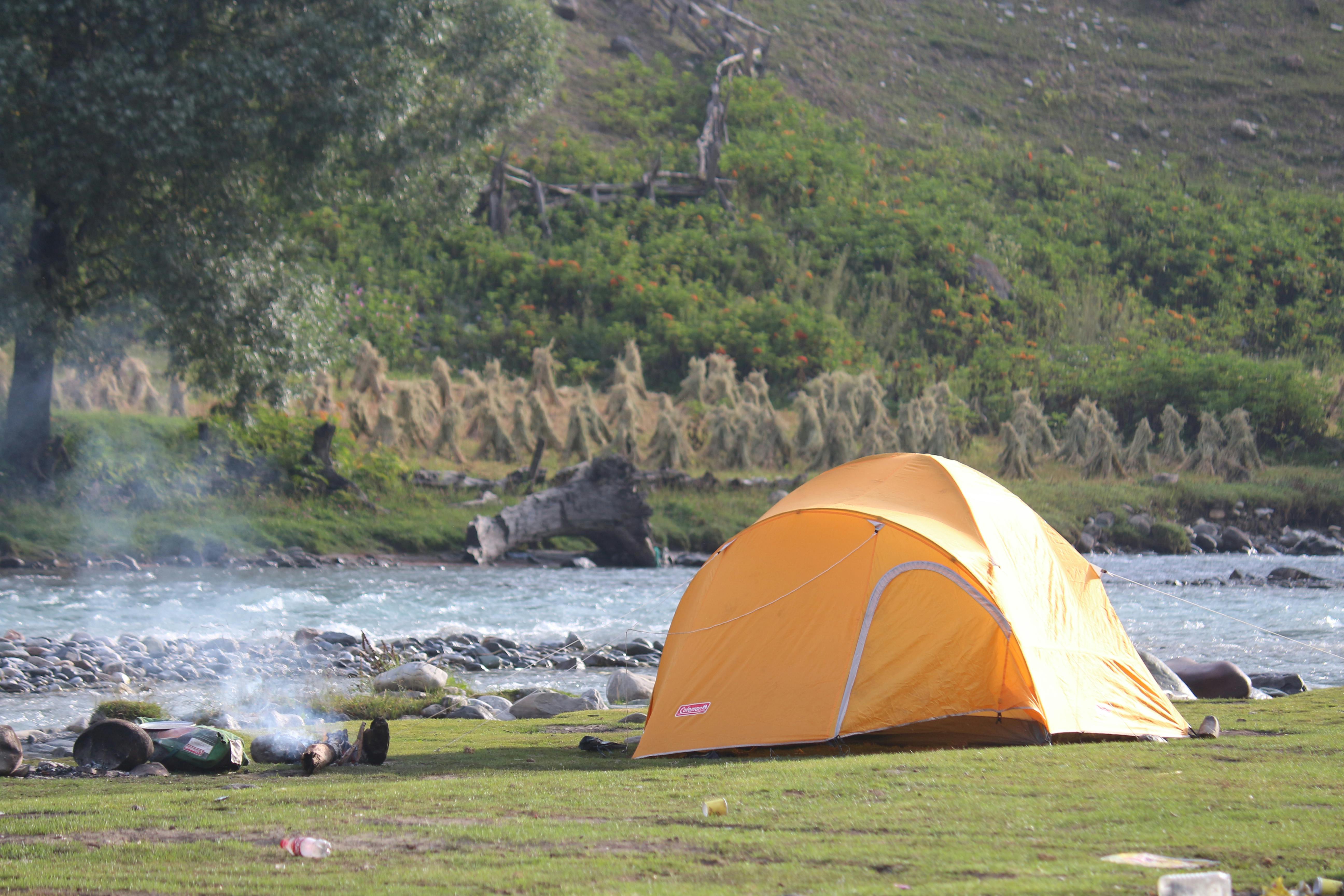 Serene Camping by a Scenic Riverbank · Free Stock Photo