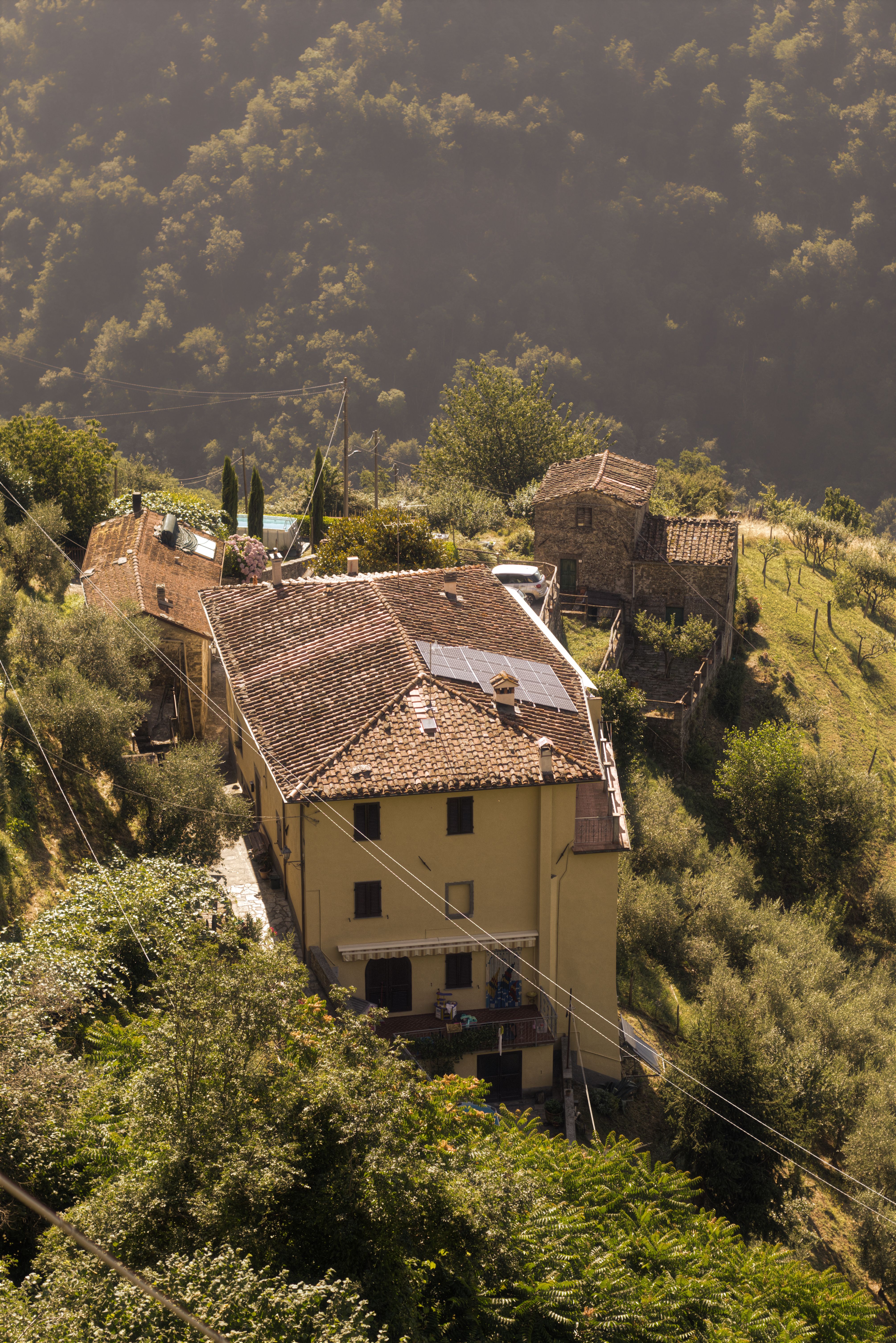 Historisch Italiaans straatbeeld met woningen in warme kleuren
