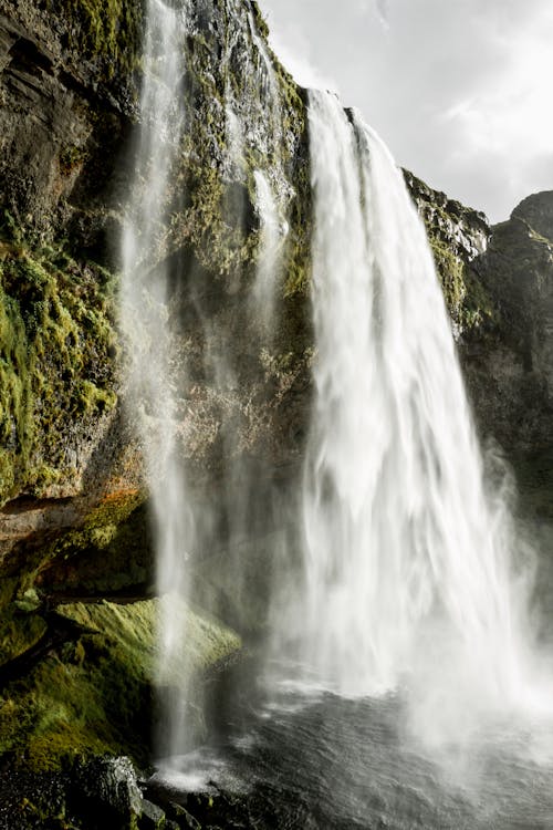 grátis Fotografia Com Lapso De Tempo De Uma Cachoeira Fluente Foto profissional