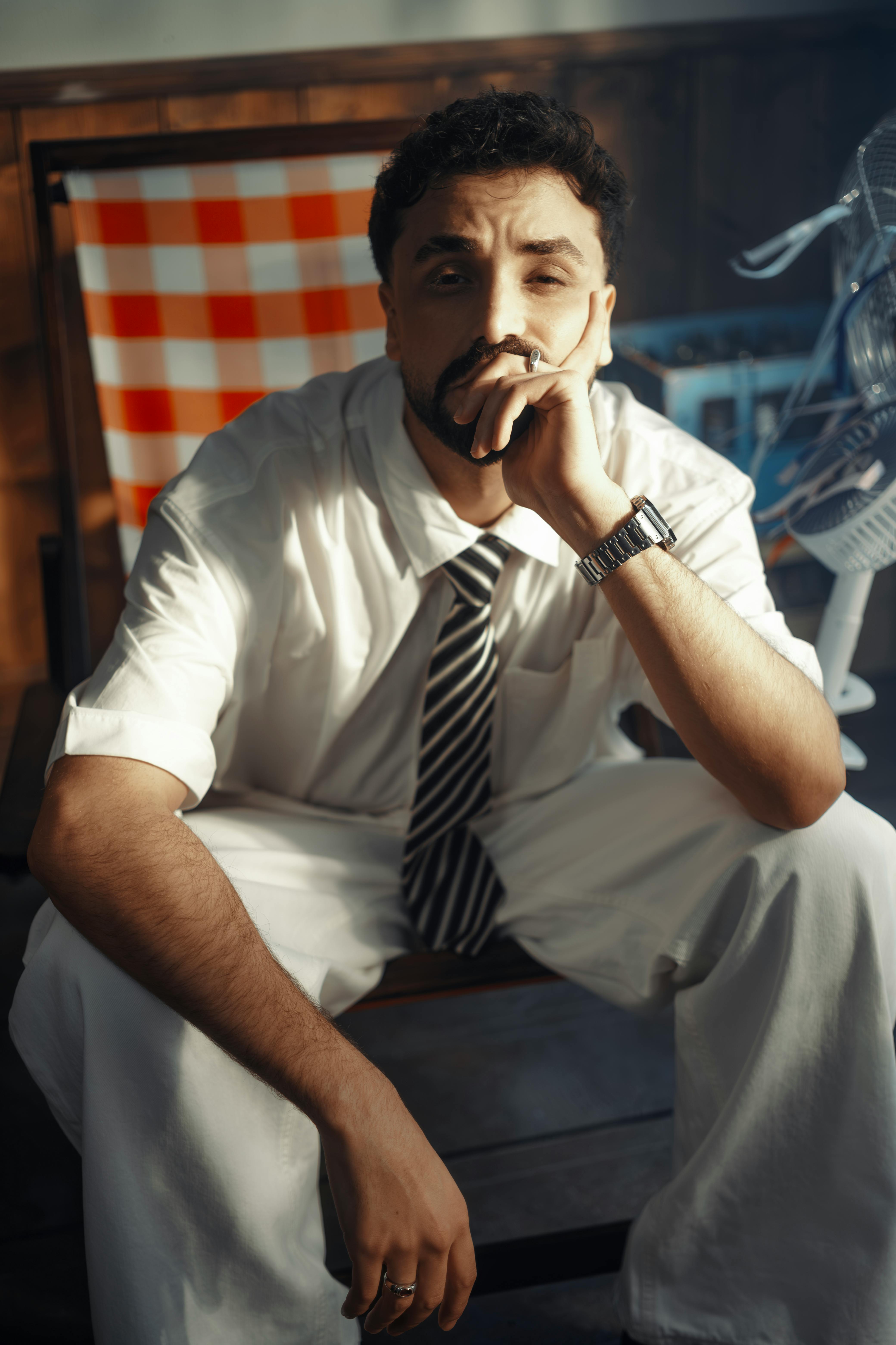 258. Gaya Minimalis Serba Coklat untuk Pria