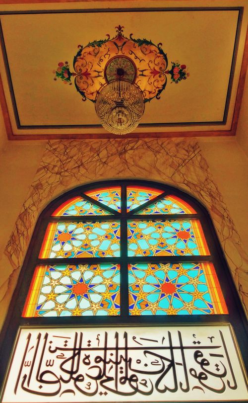 Free Colorful stained glass window with Arabic calligraphy in a mosque in Sakarya, Türkiye. Stock Photo
