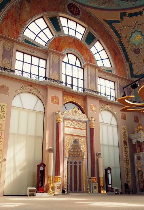 Free Elegant mosque interior in Sakarya with arched windows and intricate decor. Stock Photo