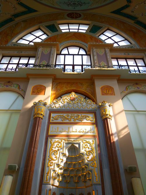 Free Ornate mosque interior with Islamic architecture and intricate designs in Sakarya, Türkiye. Stock Photo