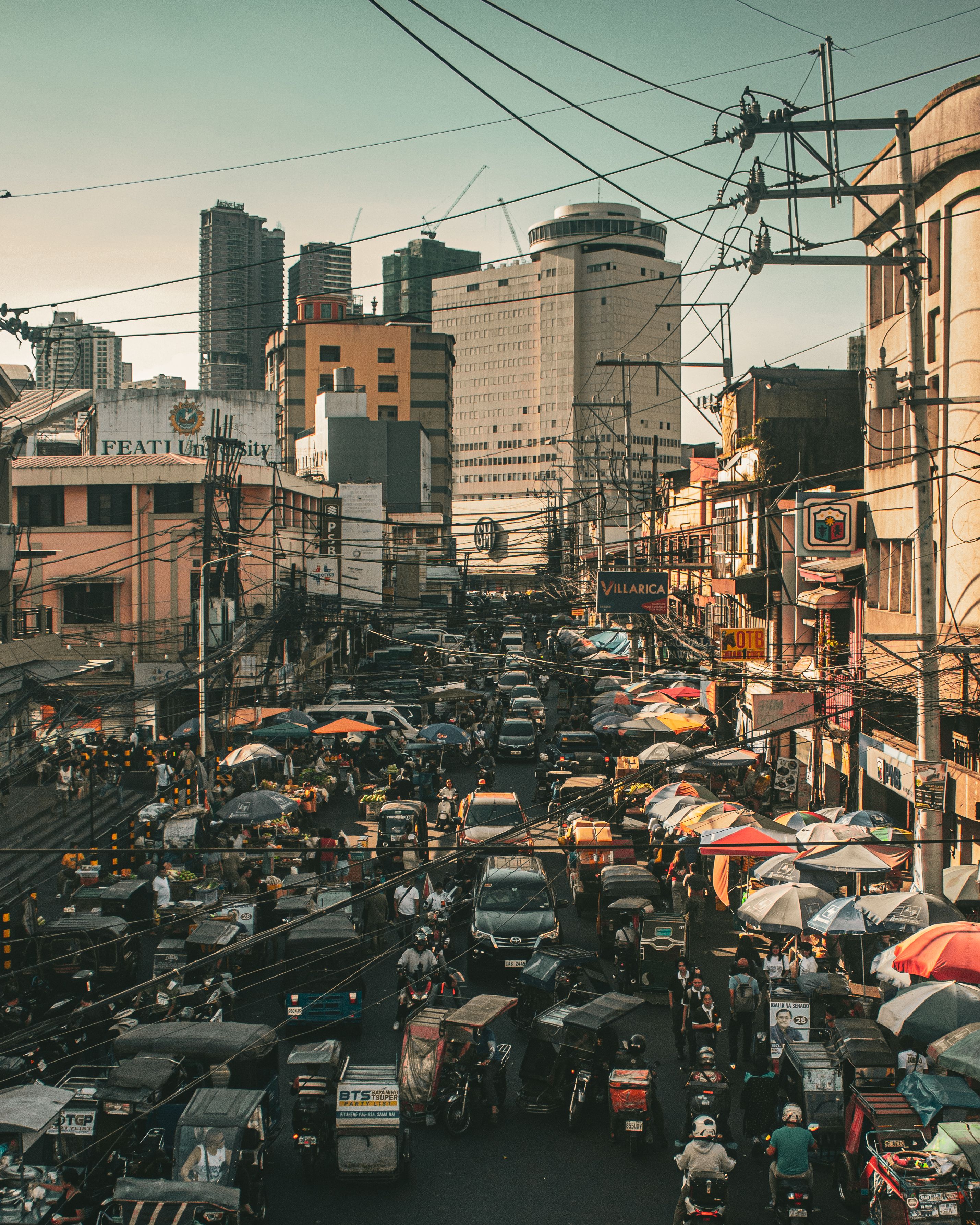 Gratis Gatebildet i Manila er overfylt, og viser frem byliv og trafikk. Arkivbilde
