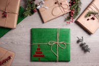 包装精美的圣诞礼物在扁平环境中采用自然装饰，非常适合营造节日氛围