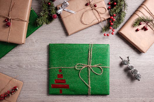 包装精美的圣诞礼物在扁平环境中采用自然装饰，非常适合营造节日氛围