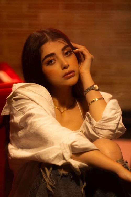 Free Captivating portrait of a woman with gentle light, showcasing fashion and beauty. Stock Photo