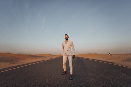 Photo D'un Homme Debout Sur La Chaussée