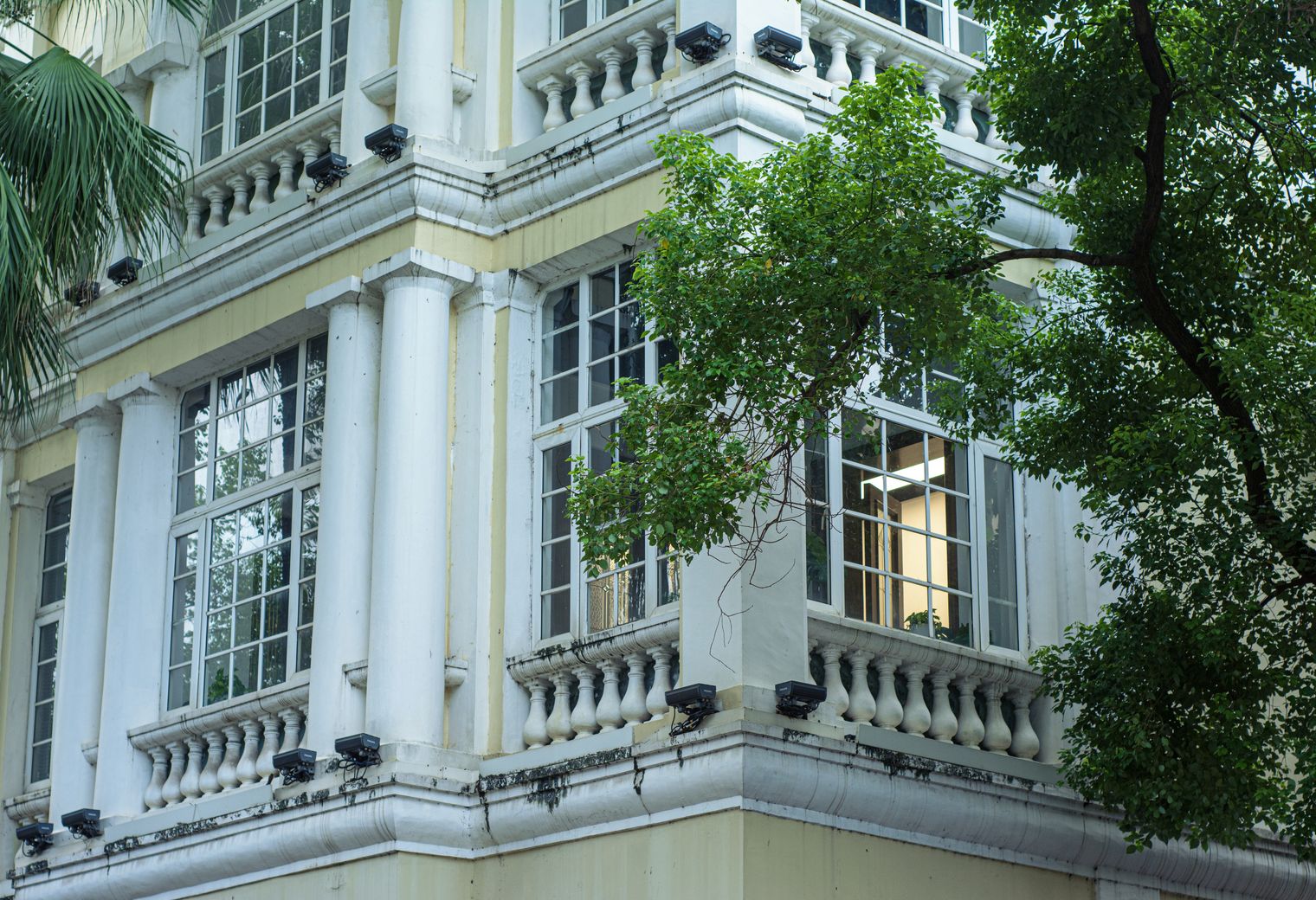 Commercial Decorating in Pentonville — a freshly painted, spotless finish