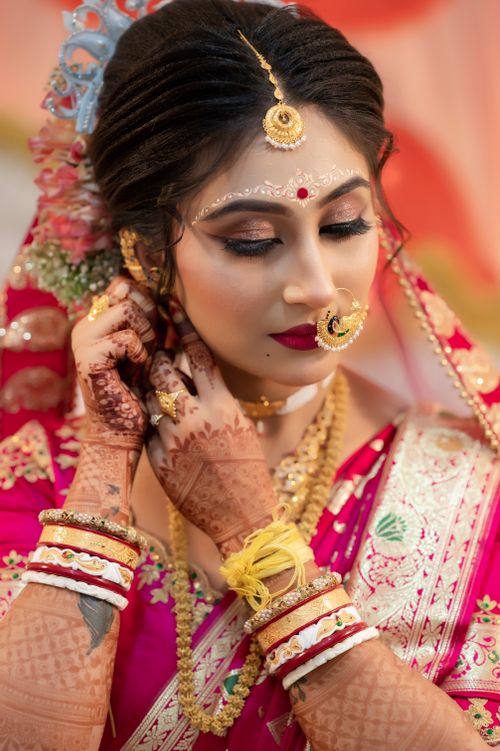 Free Stunning Indian bride adorned in traditional attire and intricate mehndi designs. Stock Photo