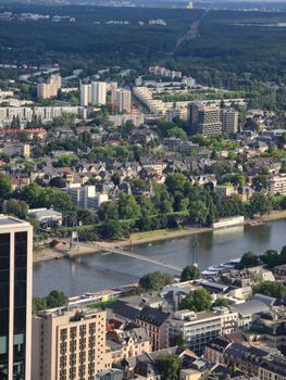 Eindrucksvoller Fluss & Landschaft – Architektur Hintergrundbild