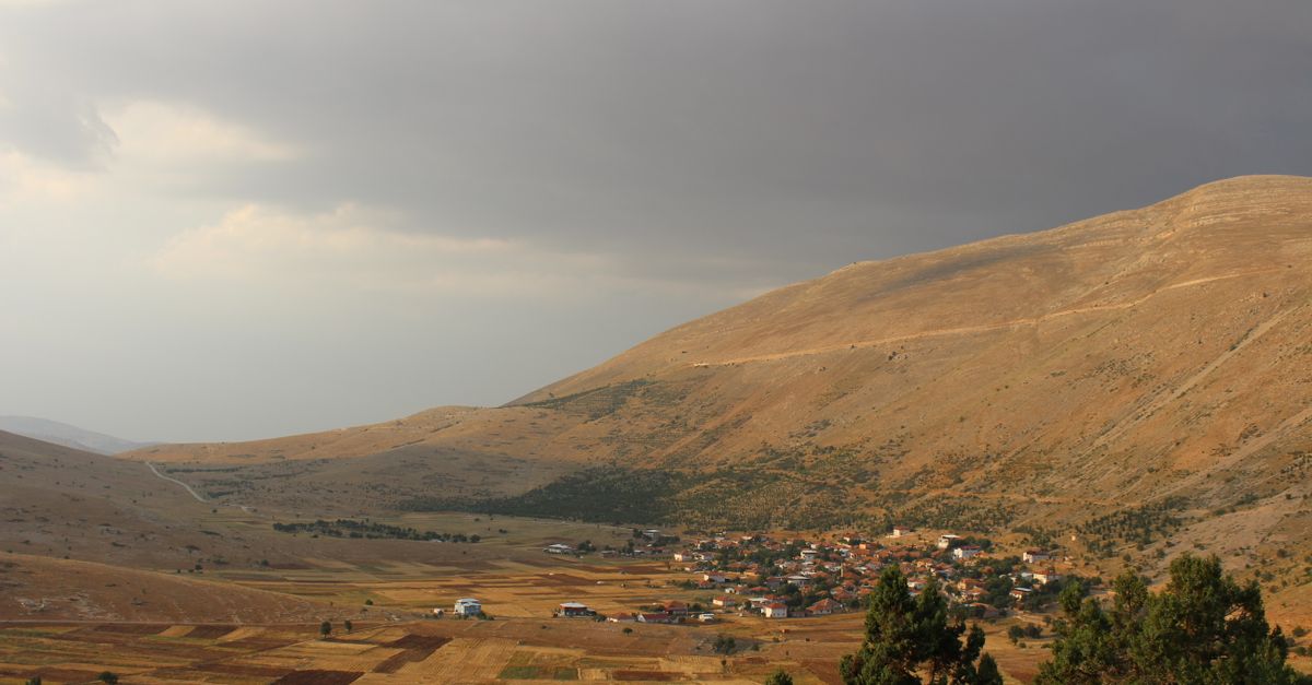 Remote Rural Valley Rural Village in Majestic Mountain Valley · Free Stock Photo