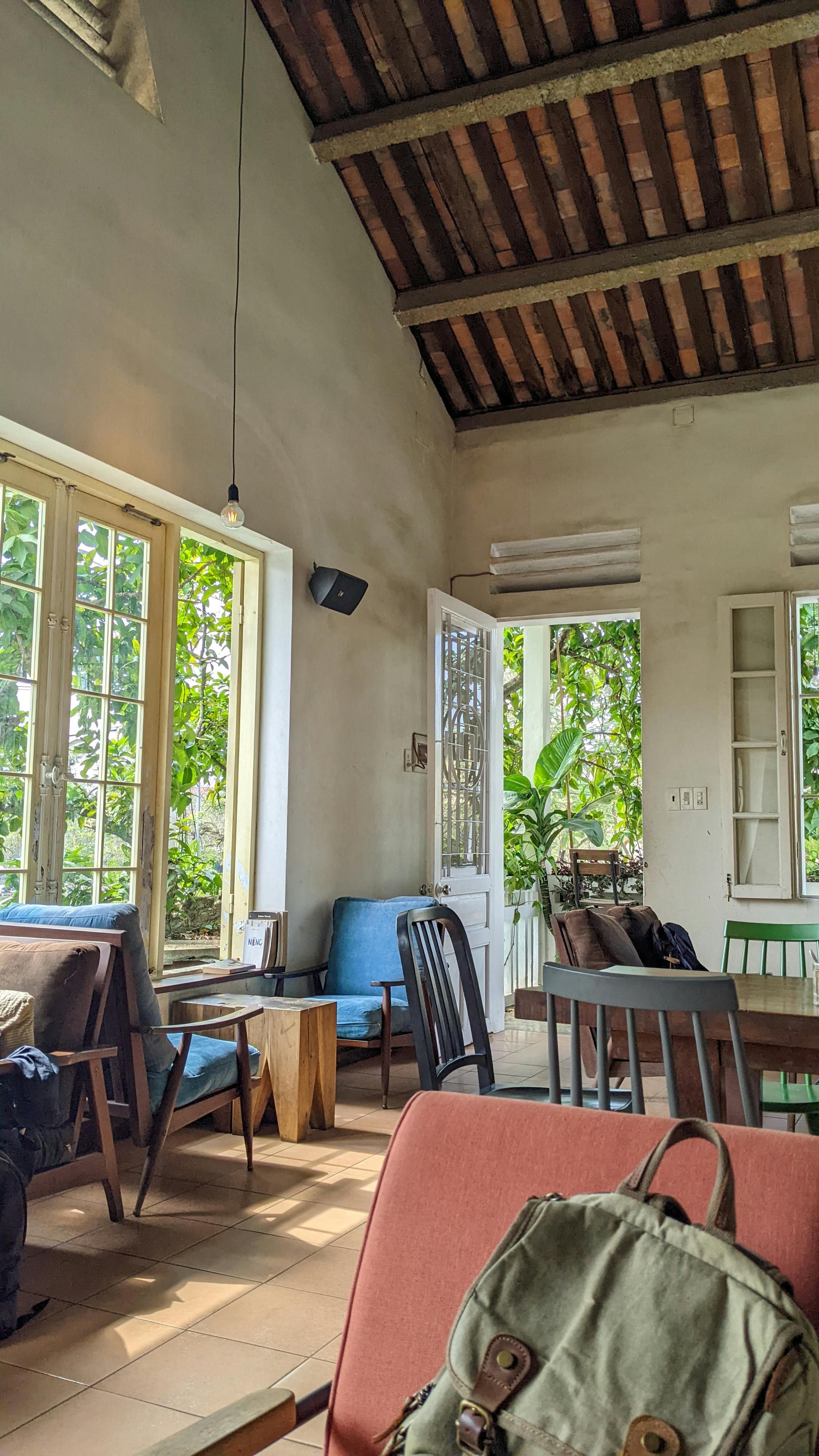 Gratuit Interior confortabil și liniștit al unei cafenele, cu lumină naturală, în orașul Hue, Vietnam, perfect pentru relaxare. Fotografie de stoc