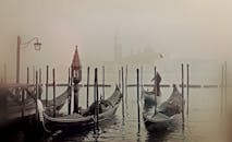 在一个雾蒙蒙的早晨，贡多拉停靠在风景优美的意大利威尼斯