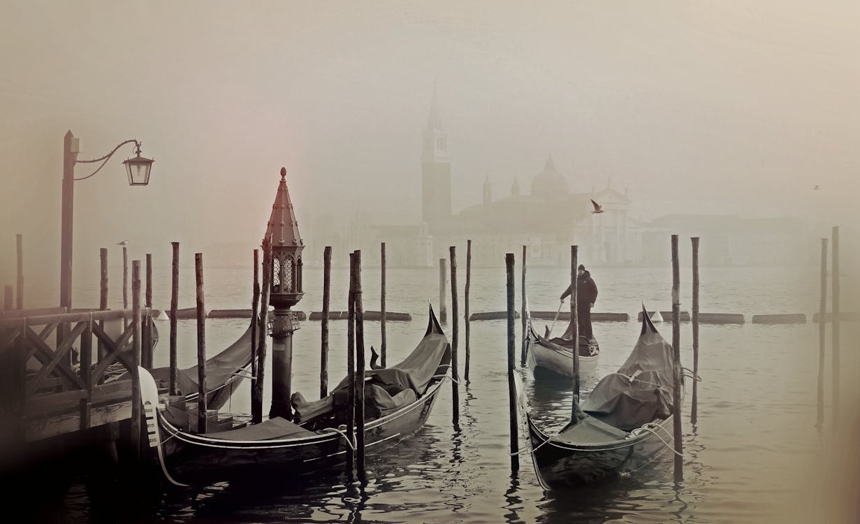 bezplatná Základová fotografie zdarma na téma Benátky, černobílý, čluny Základová fotografie