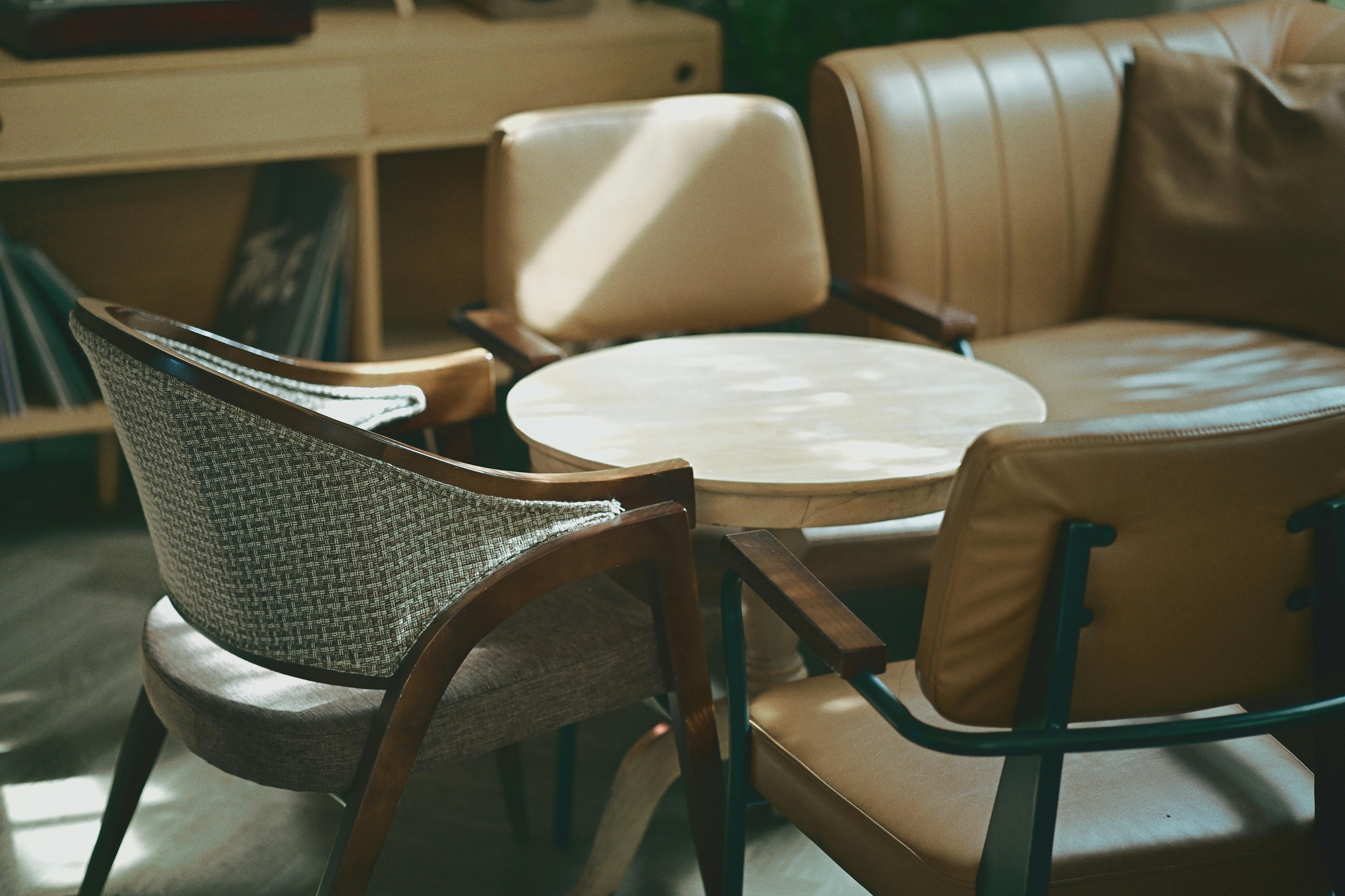 Salon w stylu PRL z zielonym welurowym tapczanem na drewnianych nóżkach i stolikiem z forniru orzechowego