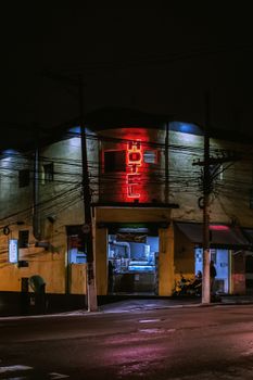 酒店入口晚上灯火通明，霓虹灯标志闪烁，还能欣赏城市街景