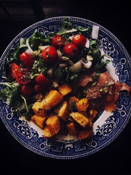 Delicious and vibrant healthy salad featuring arugula, heirloom tomatoes, and smoked salmon for a nutritious meal.