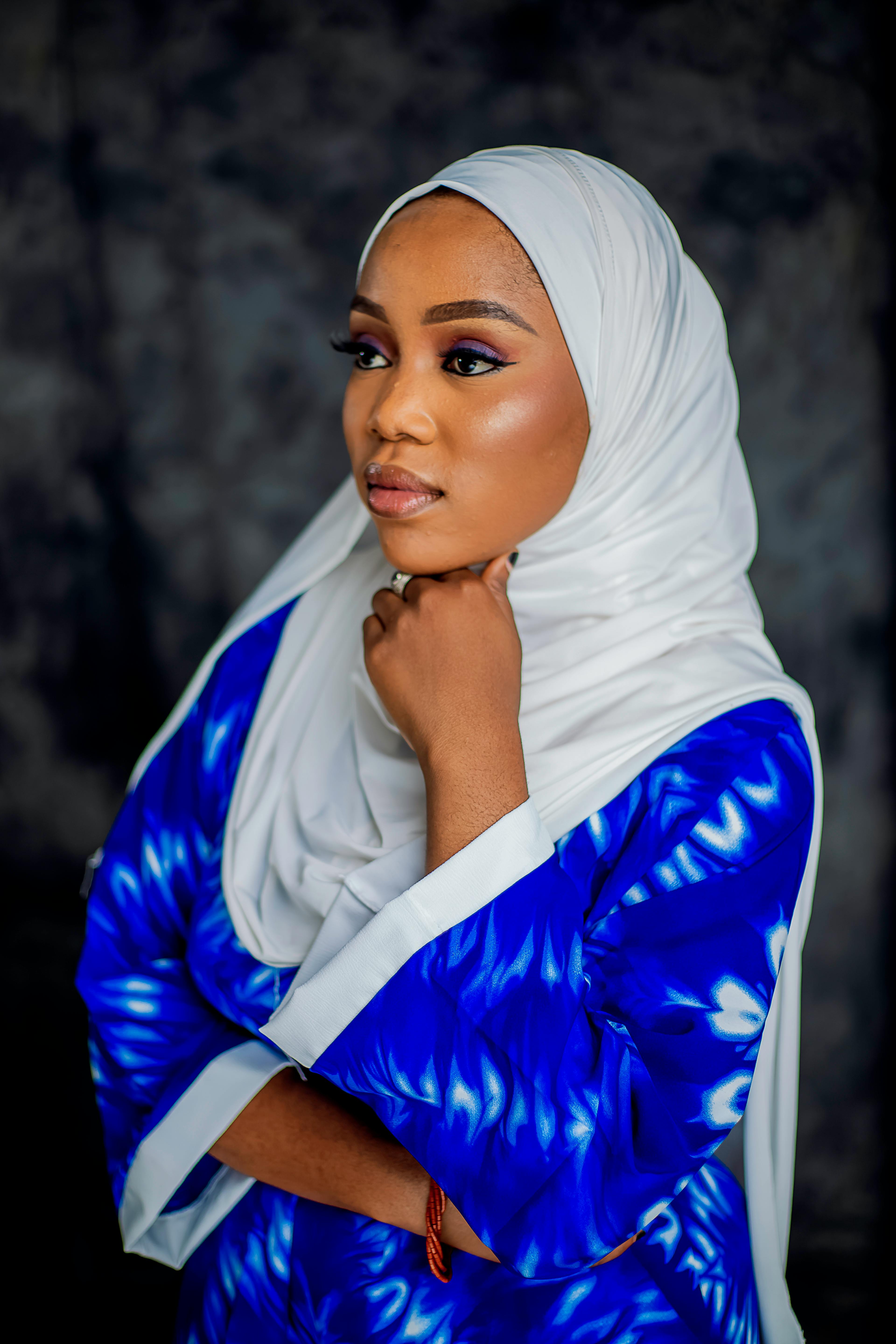 how to wear hijab with necklace