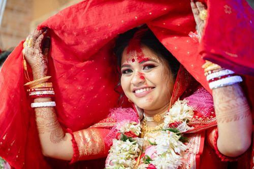 Free A joyful Bengali bride smiling on her wedding day in Kolkata, West Bengal, India. Stock Photo