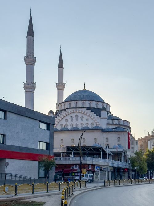 Free A stunning view of a mosque in Elazığ, Türkiye, captured at sunrise with clear skies. Stock Photo