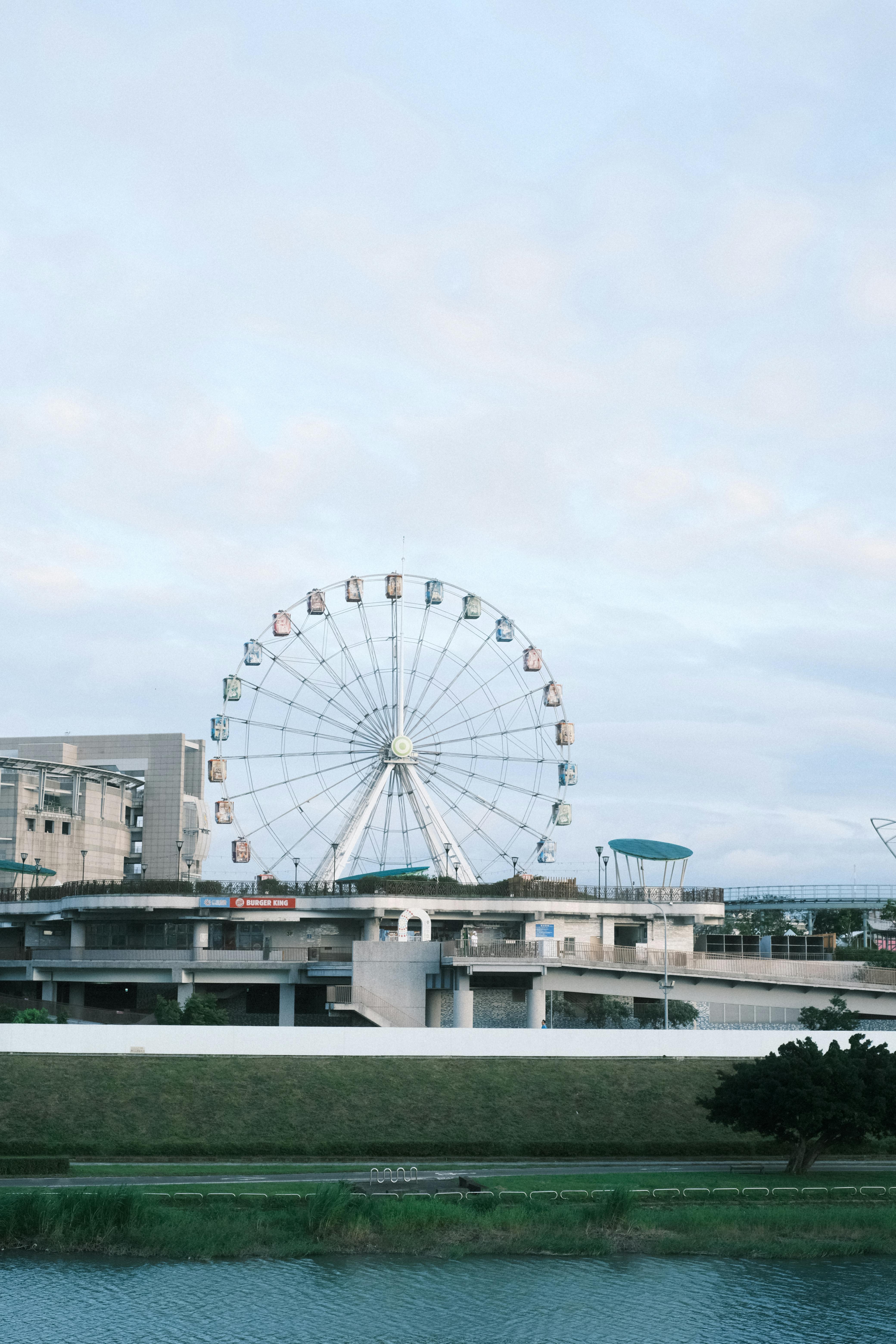 Fungsi `rotate()`: Memutar Elemen