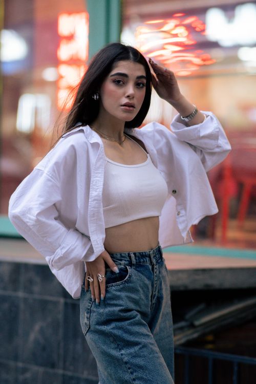 Free Stylish young woman posing in urban Tehran setting, showcasing modern fashion. Stock Photo