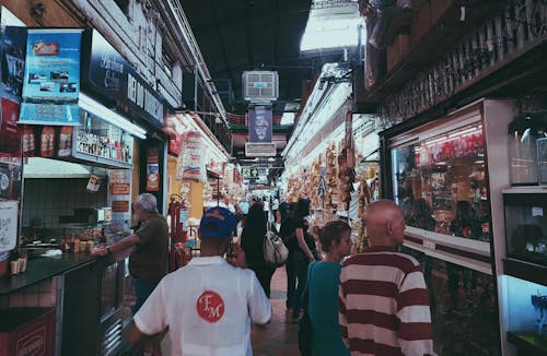 Gente De Compras En Tiendas En Un Callejón