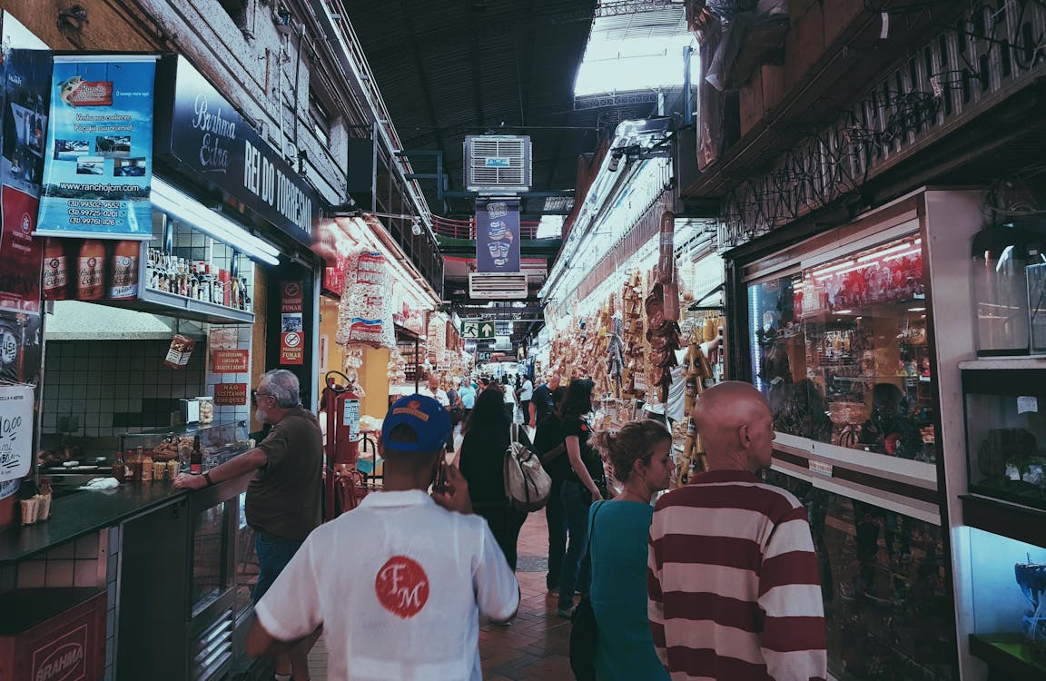 Gente De Compras En Tiendas En Un Callejón