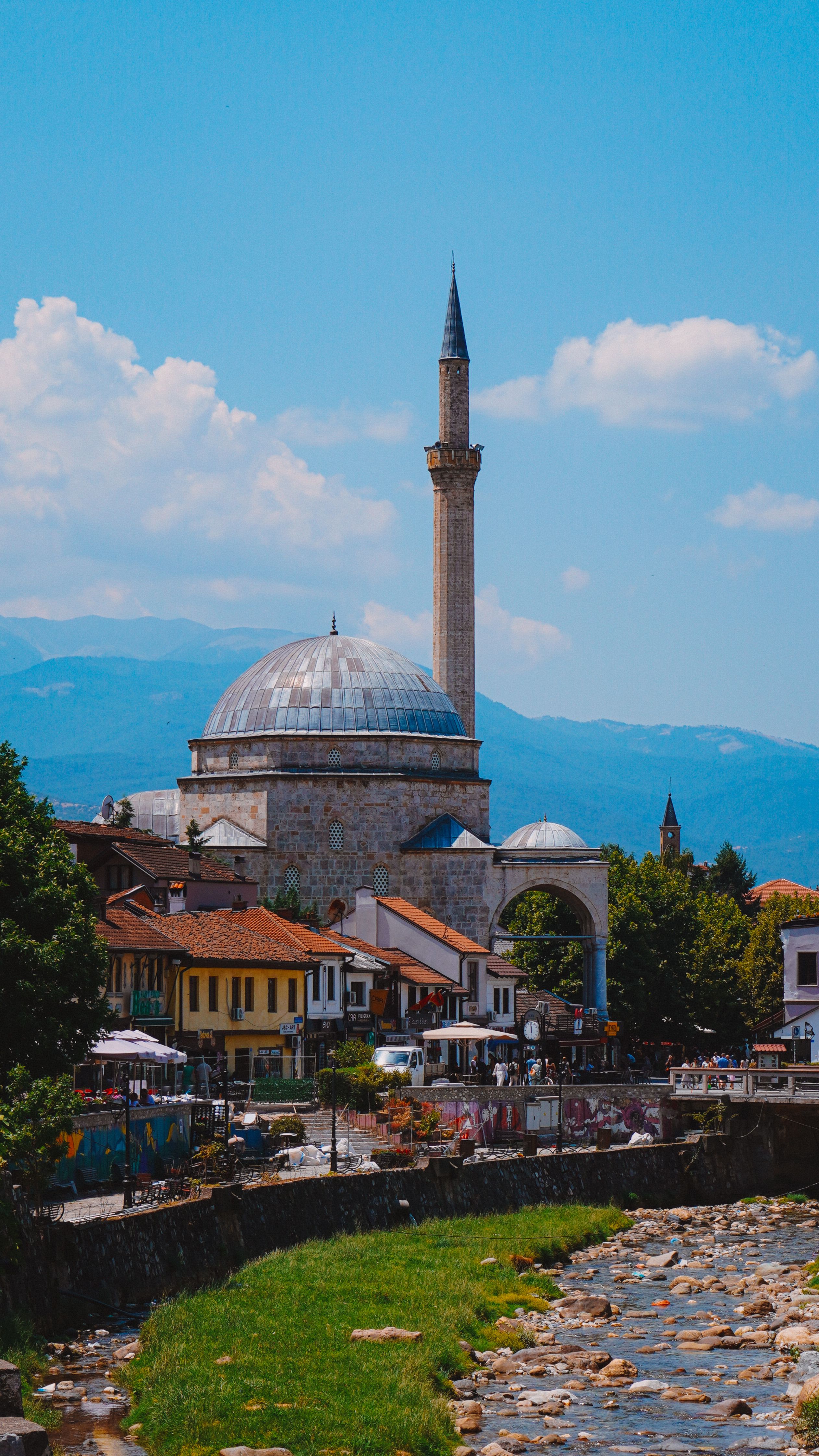 La mezquita de Sinan Pasha y el río en Prizren