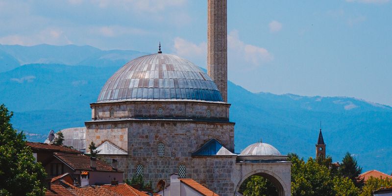 La mezquita de Sinan Pasha y el río en Prizren
