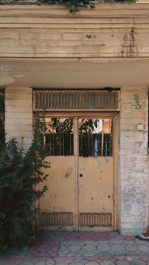 Free A rustic vintage door in Sulaymaniyah, Iraq, showcasing historic architecture. Stock Photo