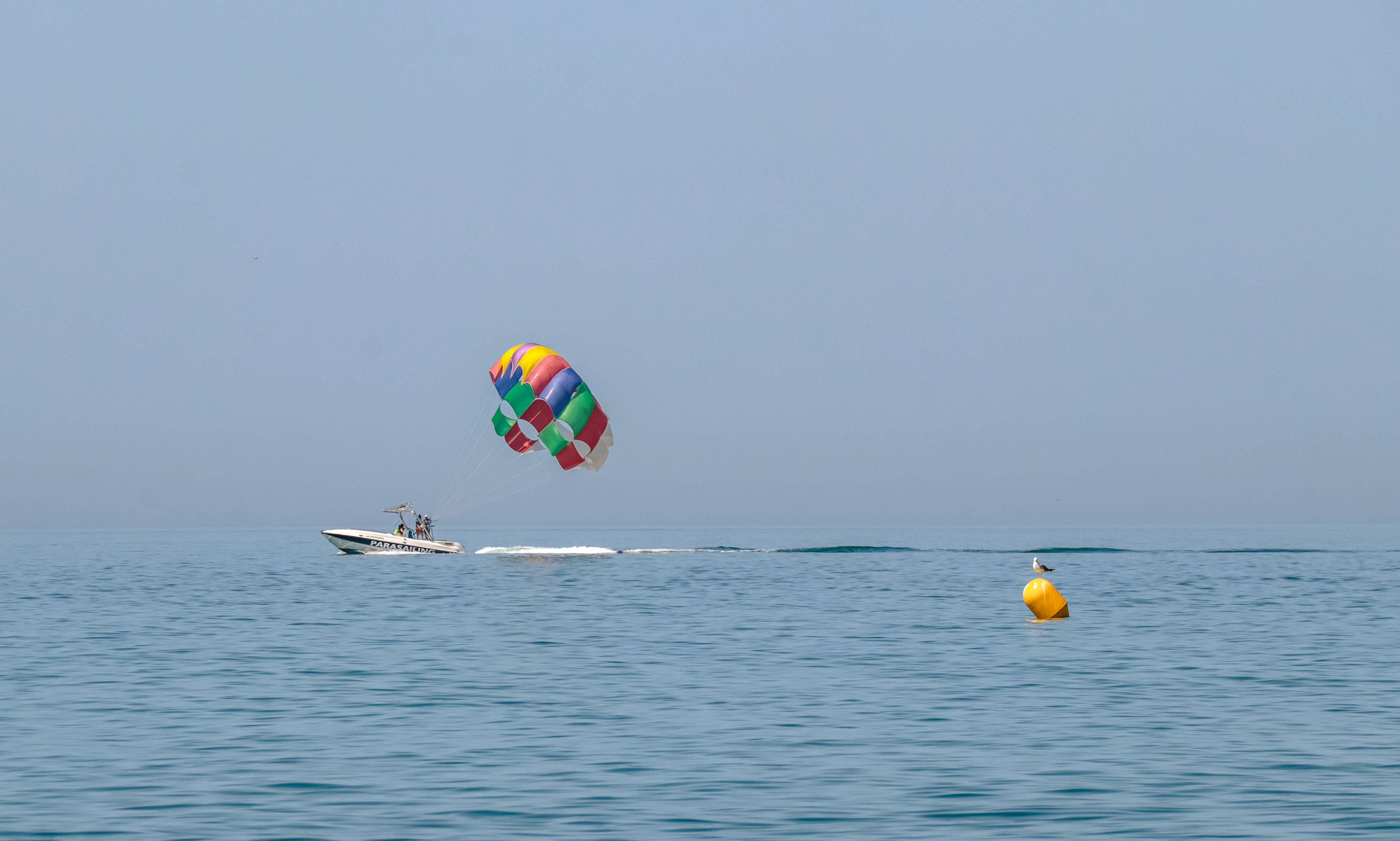 Gratis Emozionante esperienza di parasailing sulle acque cristalline di Torrox Costa, Andalusia, Spagna. Foto a disposizione